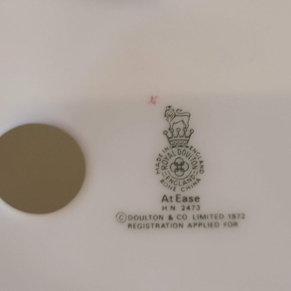 Royal Doulton Porcelain Figurine ~ “At Ease” ~ HN 2473 - Picture 13 of 13